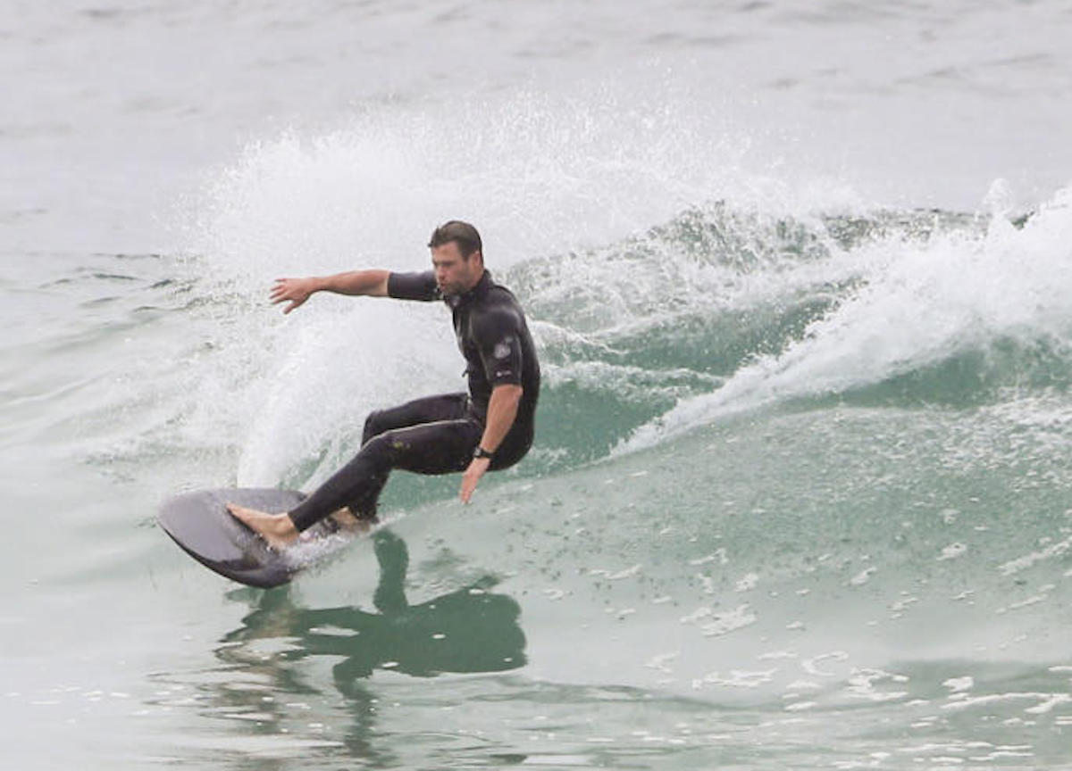 Australia, Byron Bay ,Chris Hemsworth si dedica una giornata a tutto surf