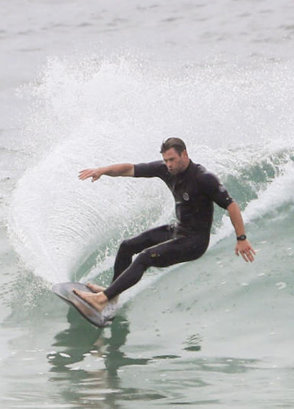 Australia, Byron Bay ,Chris Hemsworth si dedica una giornata a tutto surf