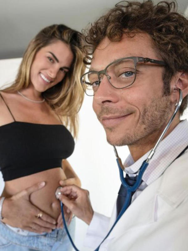 Valentino Rossi e Francesca Sofia Novello tra poco genitori di una bambina Valentino Rossi e Francesca Sofia Novello tra poco genitori di una bambina