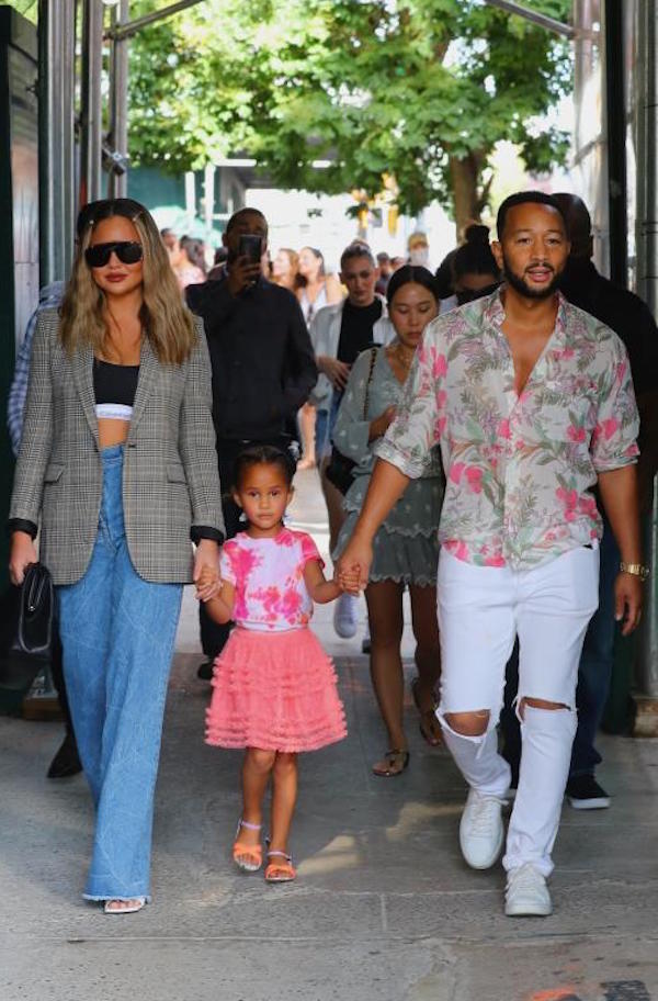 New York,John Legend e Chrissy Teigen  passegianfo felici con la figlia Luna