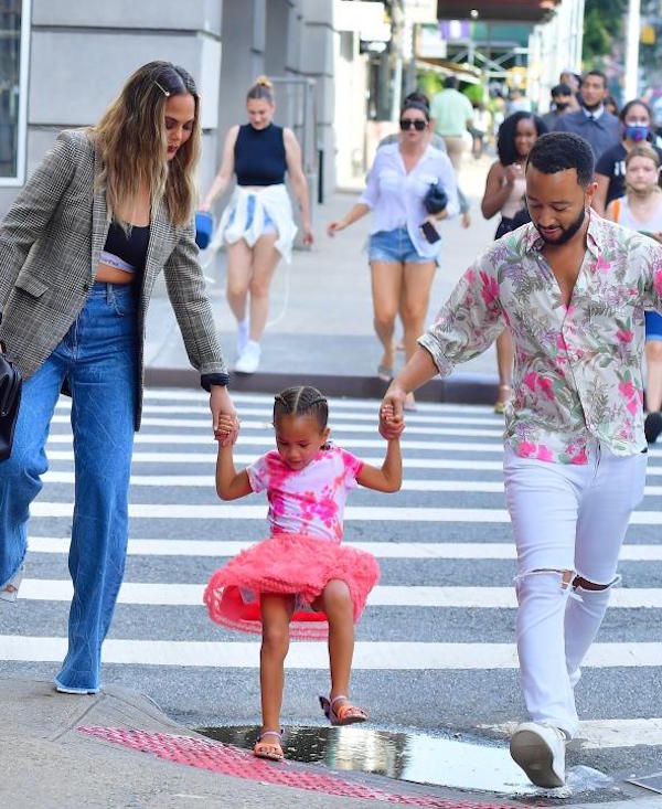 New York,John Legend e Chrissy Teigen  passegianfo felici con la figlia Luna