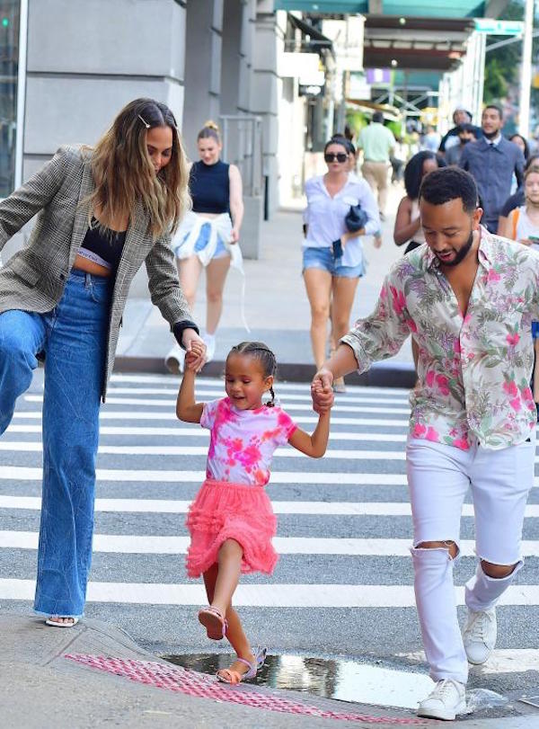 New York,John Legend e Chrissy Teigen  passegianfo felici con la figlia Luna