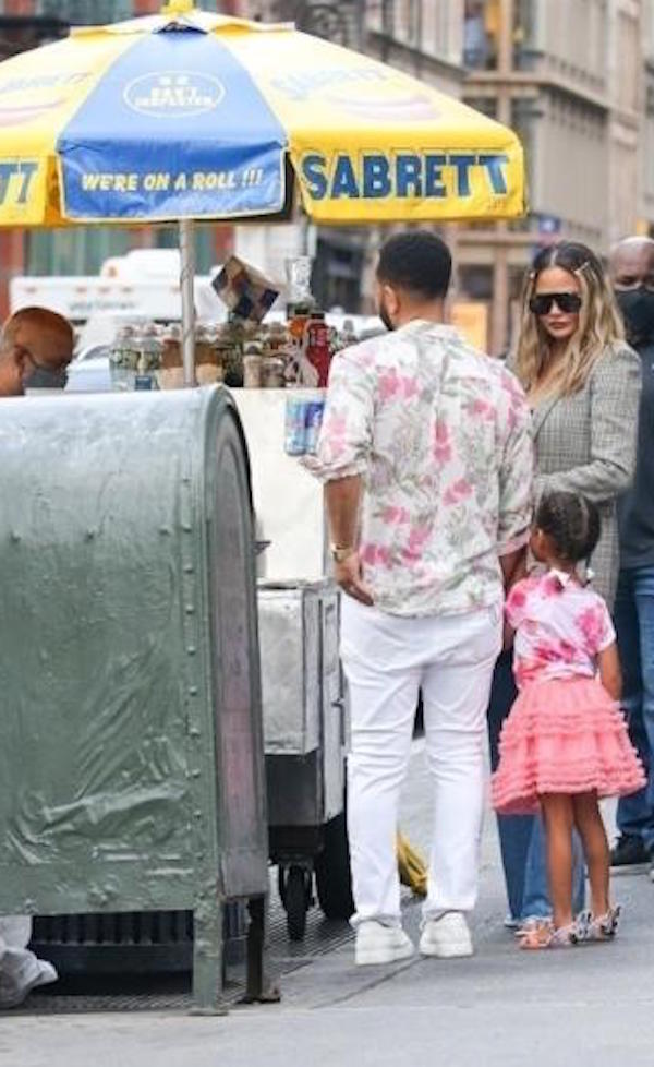 New York,John Legend e Chrissy Teigen  passegianfo felici con la figlia Luna