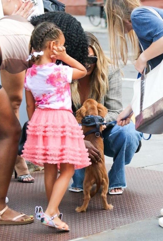 New York,John Legend e Chrissy Teigen  passegianfo felici con la figlia Luna