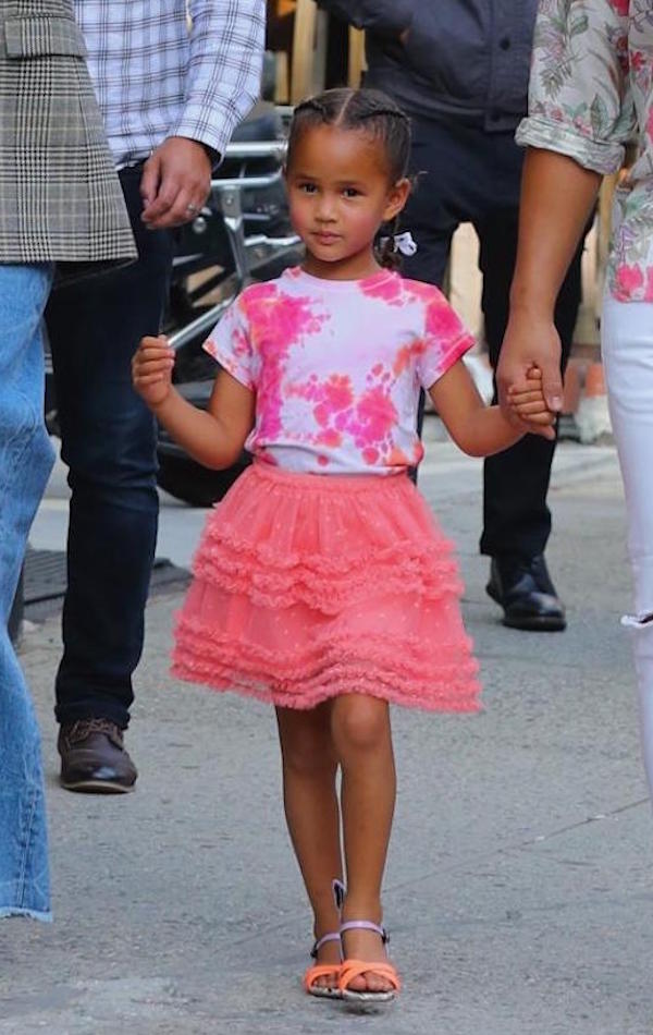 New York,John Legend e Chrissy Teigen  passegianfo felici con la figlia Luna