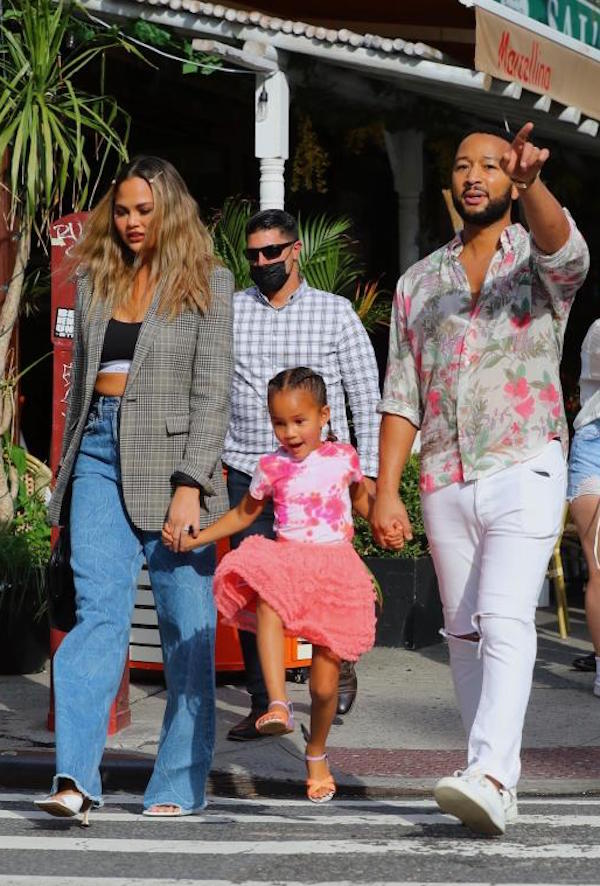 New York,John Legend e Chrissy Teigen  passegianfo felici con la figlia Luna
