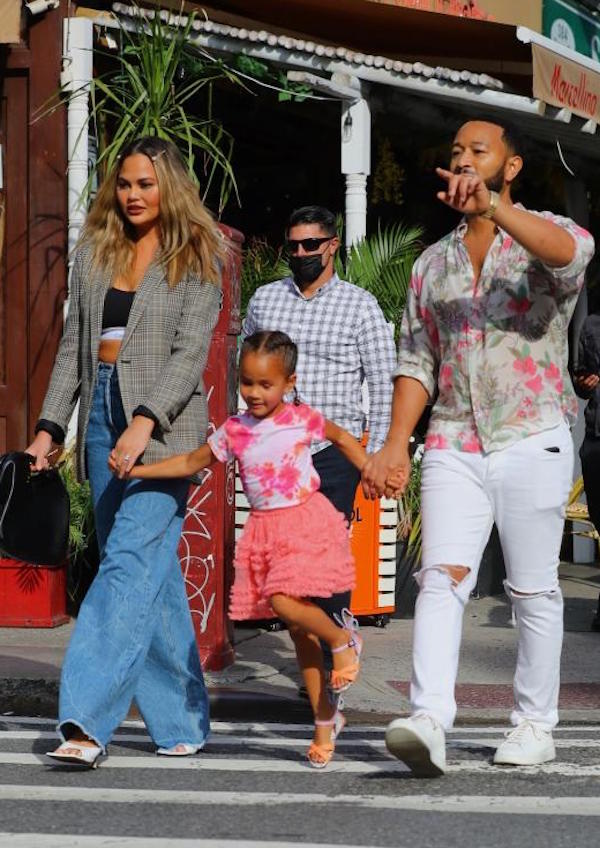 New York,John Legend e Chrissy Teigen  passegianfo felici con la figlia Luna