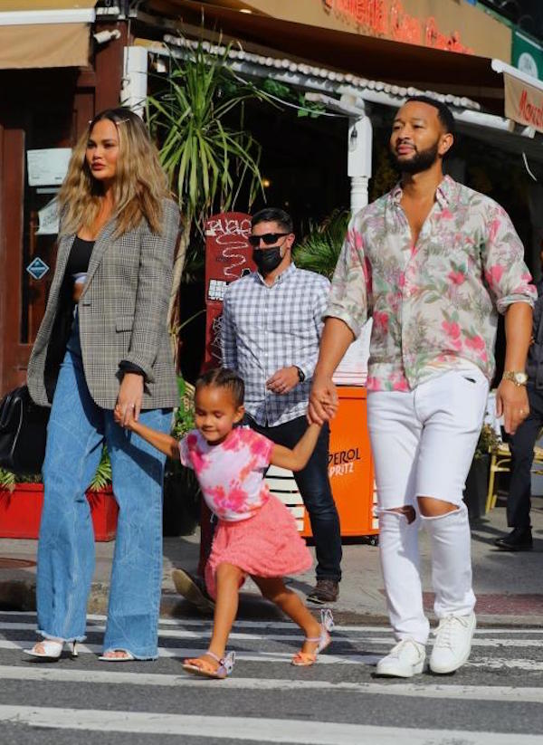 New York,John Legend e Chrissy Teigen  passegianfo felici con la figlia Luna