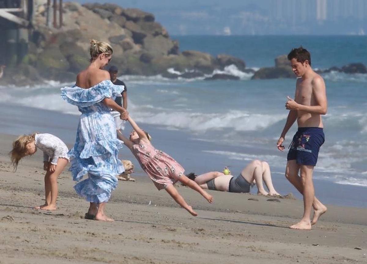 Malibu, Nicky Hilton trascorre una giornata al mare in con la sua famiglia