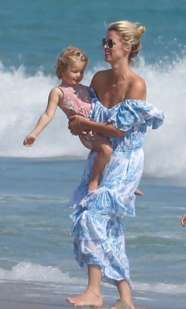 Malibu, Nicky Hilton trascorre una giornata al mare in con la sua famiglia