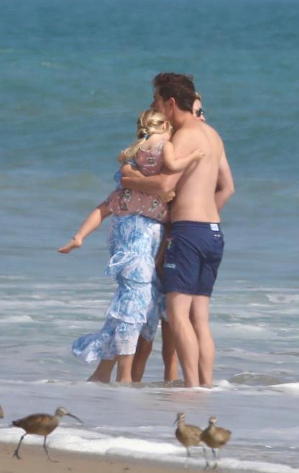 Malibu, Nicky Hilton trascorre una giornata al mare in con la sua famiglia