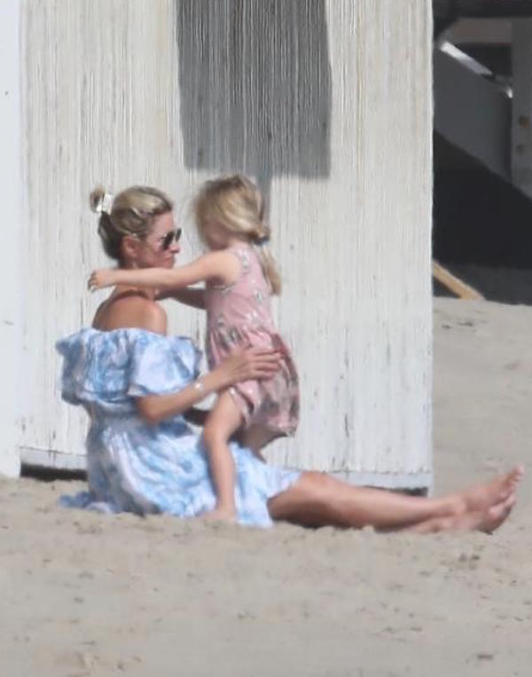 Malibu, Nicky Hilton trascorre una giornata al mare in con la sua famiglia