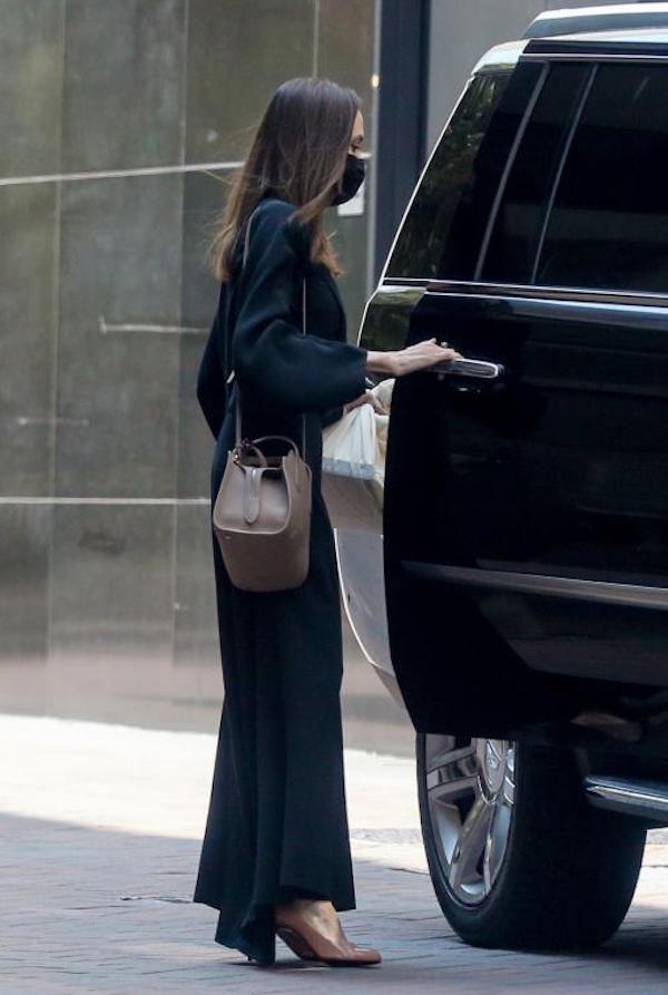 Beverly Hills, Angelina Jolie va ad un appuntamento in totale look nero