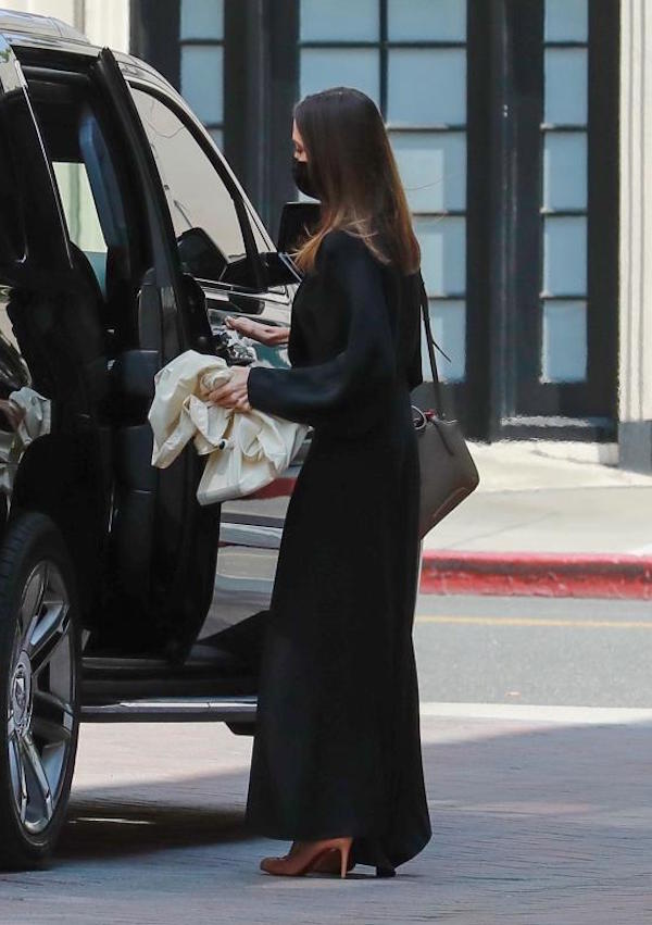 Beverly Hills, Angelina Jolie va ad un appuntamento in totale look nero
