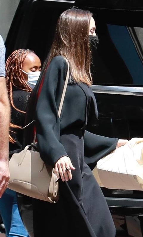 Beverly Hills, Angelina Jolie va ad un appuntamento in totale look nero