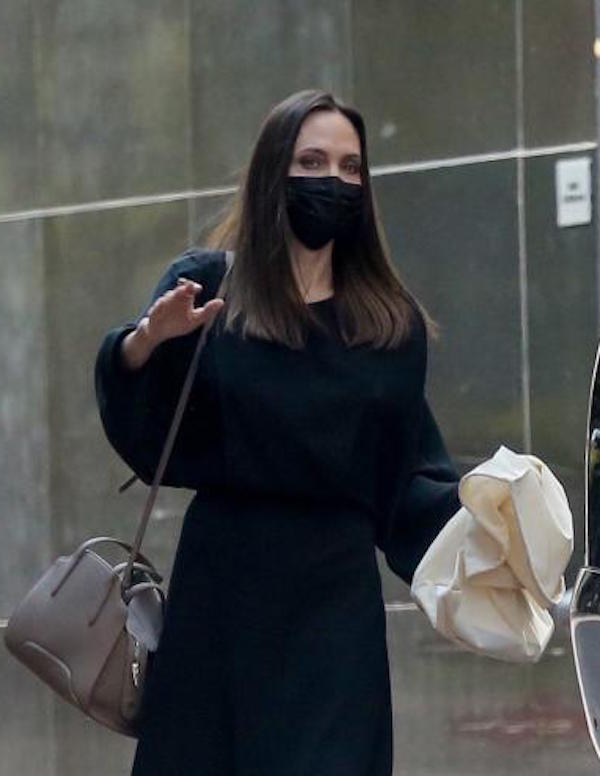 Beverly Hills, Angelina Jolie va ad un appuntamento in totale look nero