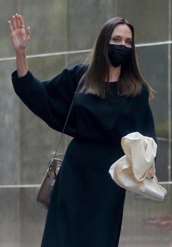 Beverly Hills, Angelina Jolie va ad un appuntamento in totale look nero
