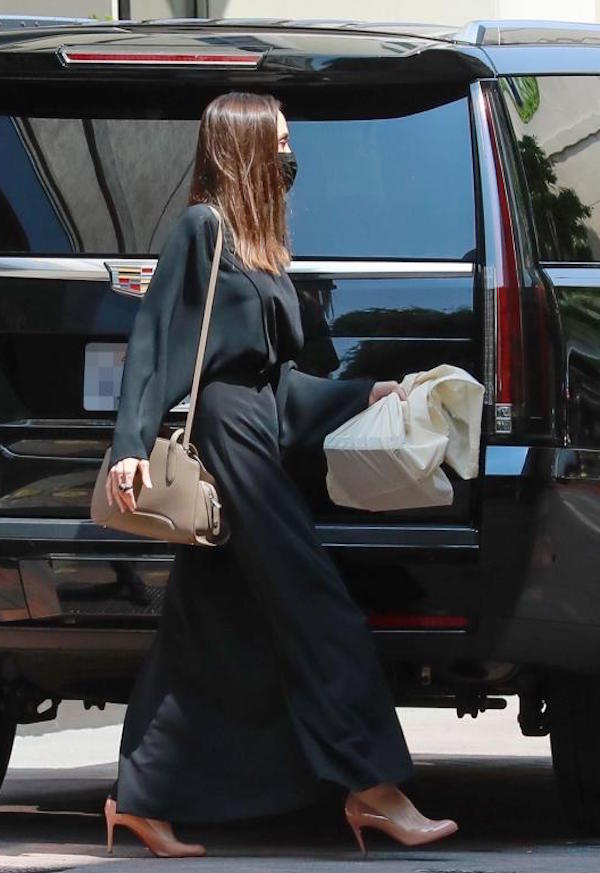 Beverly Hills, Angelina Jolie va ad un appuntamento in totale look nero