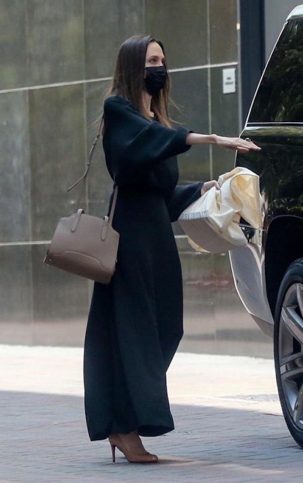 Beverly Hills, Angelina Jolie va ad un appuntamento in totale look nero