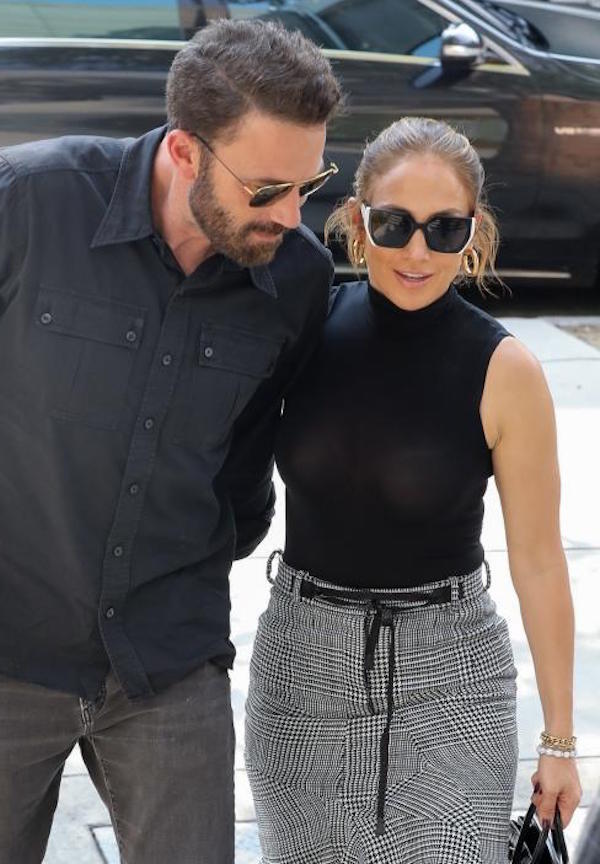 Los Angeles,Ben Affleck e Jennifer Lopez,mano nella mano,fanno shopping 