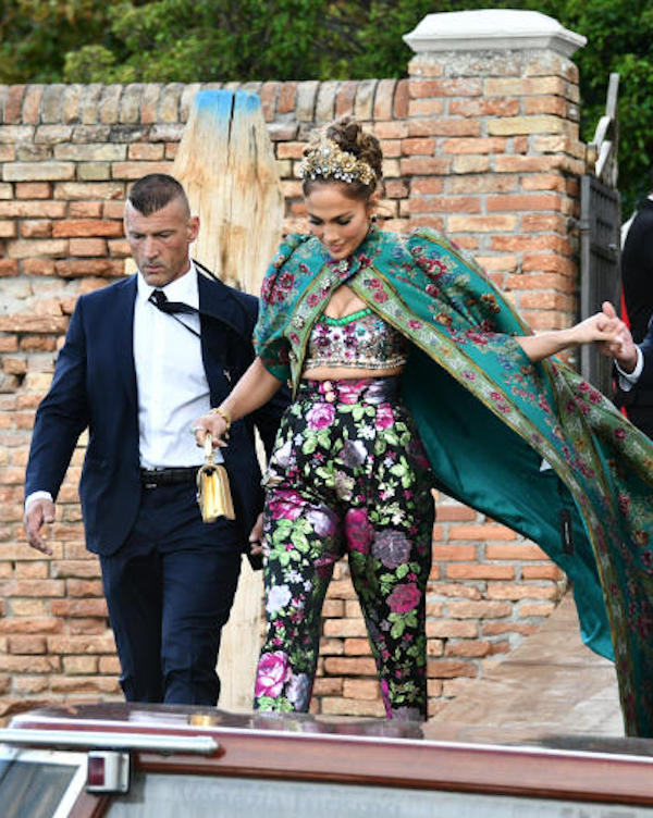 Venezia,Jennifer Lopez lascia l'Hotel per andare all'evento di Dolce e Gabbana