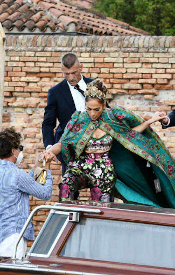 Venezia,Jennifer Lopez lascia l'Hotel per andare all'evento di Dolce e Gabbana