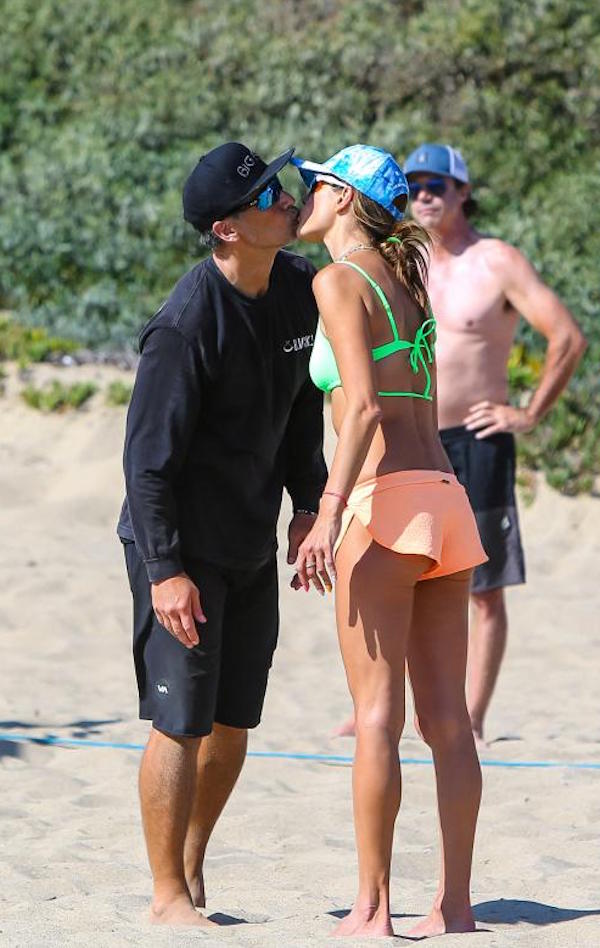Alessandra Ambrosio trascorre la giornata tra il volley e i baci del fidanzato Richard Lee