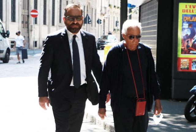 Milano, Giorgio Armani con il suo fedele accompagnatore Leo Dell' Orco 