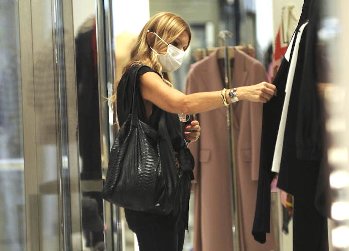 Milano, Rita Rusic , intenta a fare shopping tra le boutique del centro Milano, Rita Rusic , intenta a fare shopping tra le boutique del centro