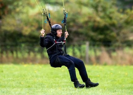 UK,Tom Cruise sul set di MIssion Impossible 7 si lancia con il paracadute