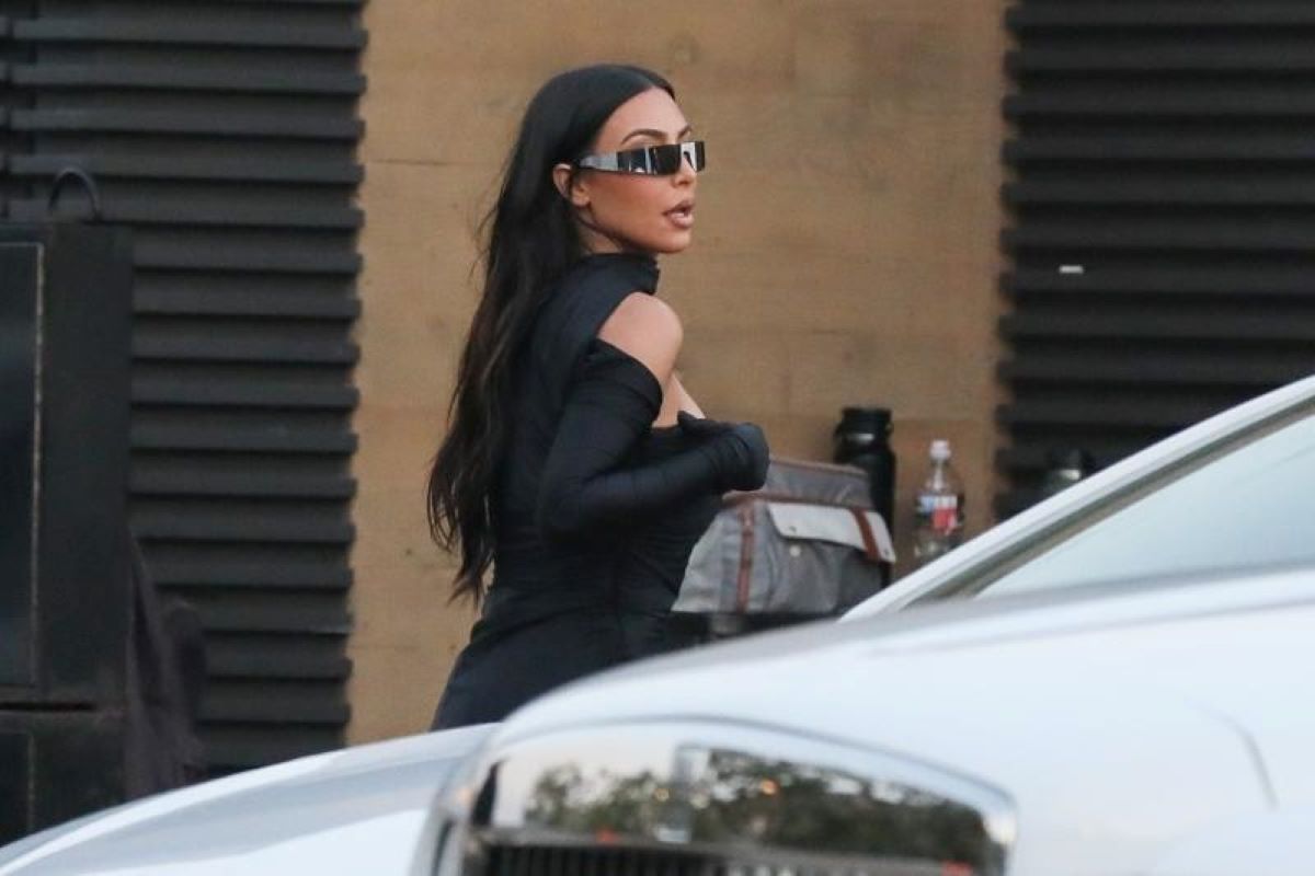 Kim Kardashian in Balenciaga Kim Kardashian in Balenciaga