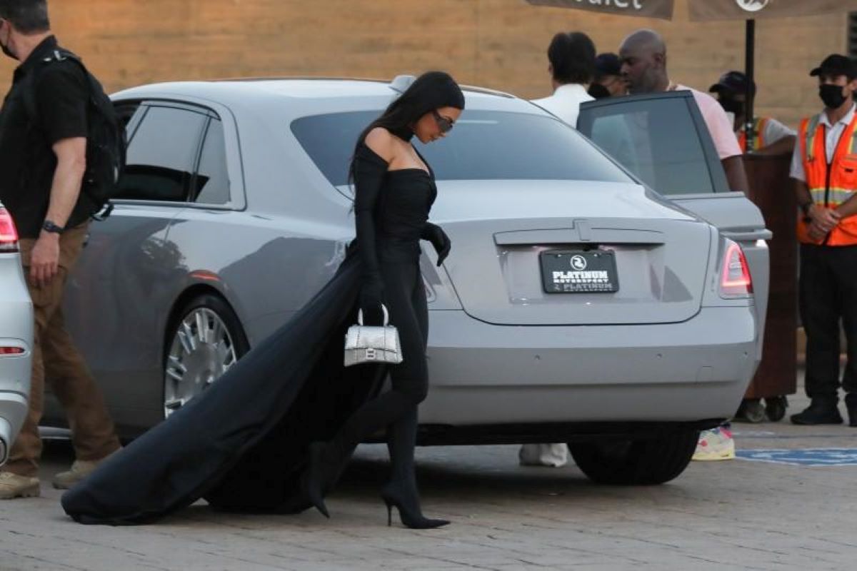 Kim Kardashian in Balenciaga Kim Kardashian in Balenciaga