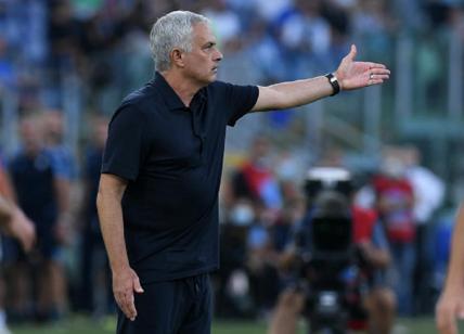 Lazio-Roma, Mourinho furioso lascia la conferenza: voleva più pubblico - VIDEO