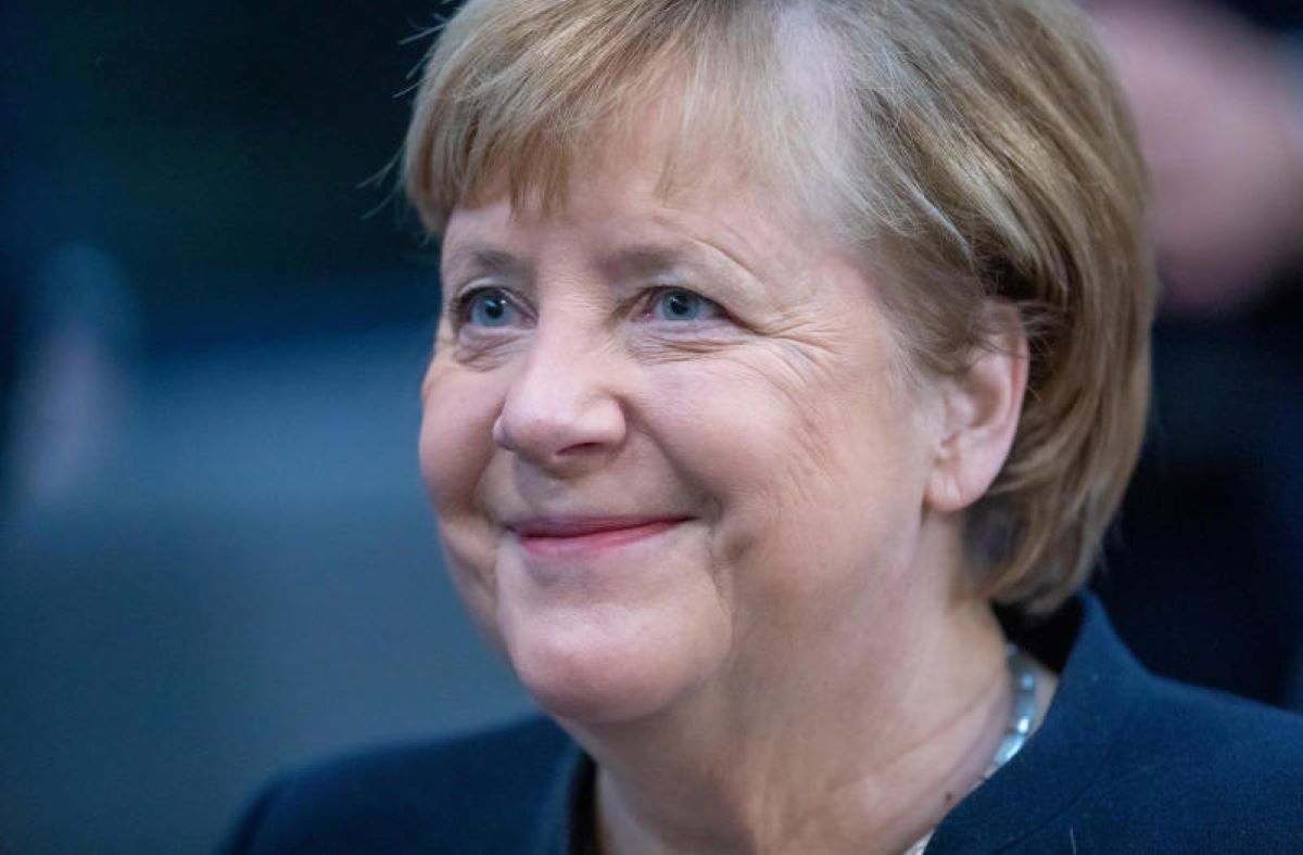 angela merkel al giuramento di scholz