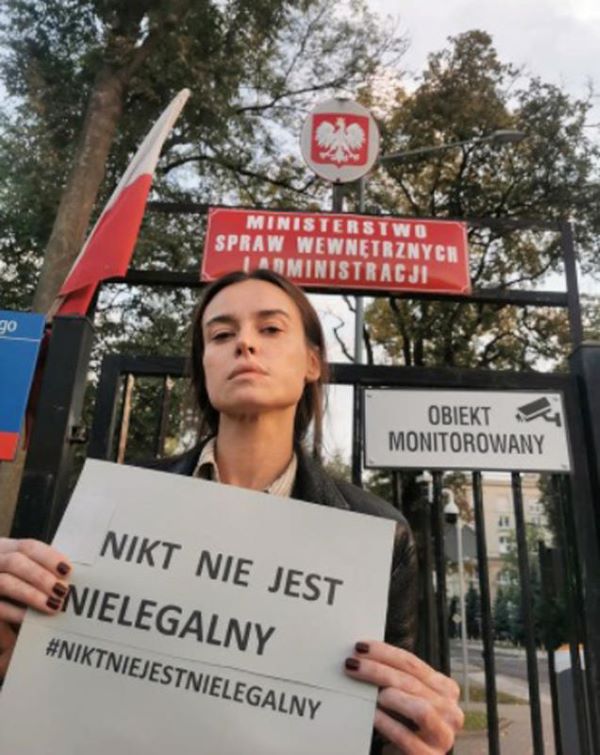 Kasia Smutniak in protesta contro le politiche discriminatorie e di respingimento della Polonia Kasia Smutniak in protesta contro le politiche discriminatorie e di respingimento della Polonia