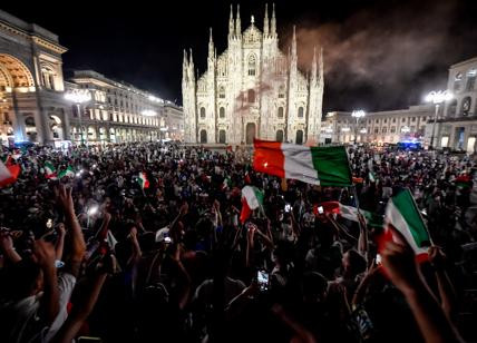 Milano, folla in Duomo e tram presi d’assalto per la vittoria degli Azzurri