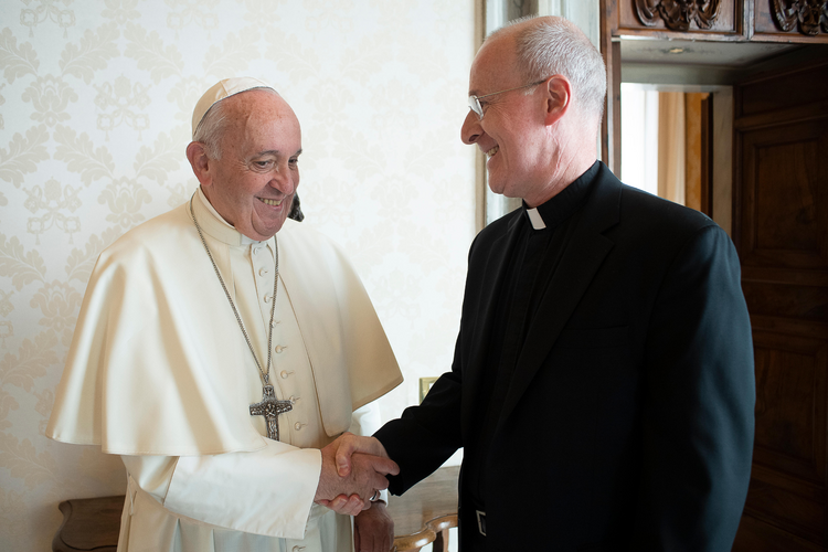 Papa Francesco con James Martin, che è anche direttore della rivista "America", dalla quale è tratta questa foto Papa Francesco con James Martin, che è anche direttore della rivista "America", dalla quale è tratta questa foto