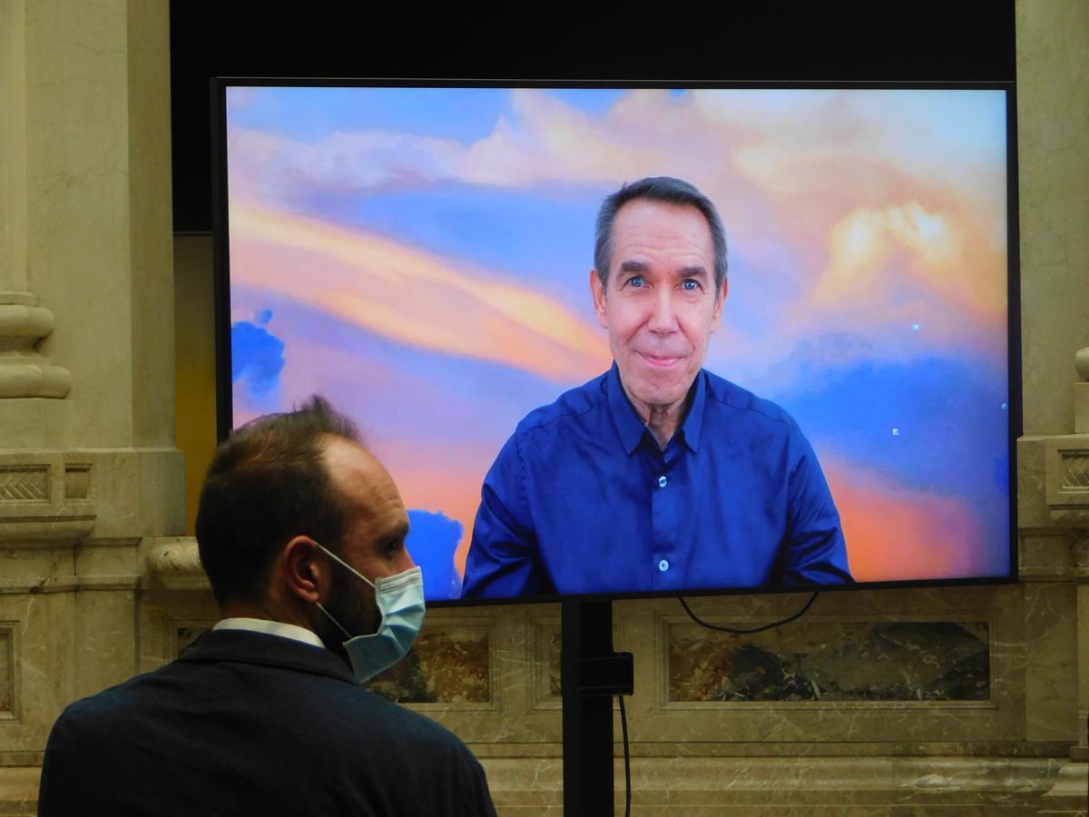 Videomessaggio di Jeff Koons durante la conferenza stampa.  Foto di Annamaria Duello