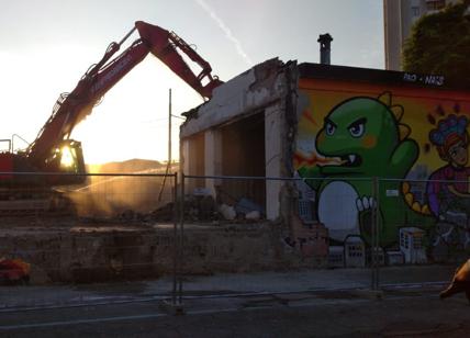 Leoncavallo su demolizioni in zona: 30 anni di graffiti cancellati dalla ruspa