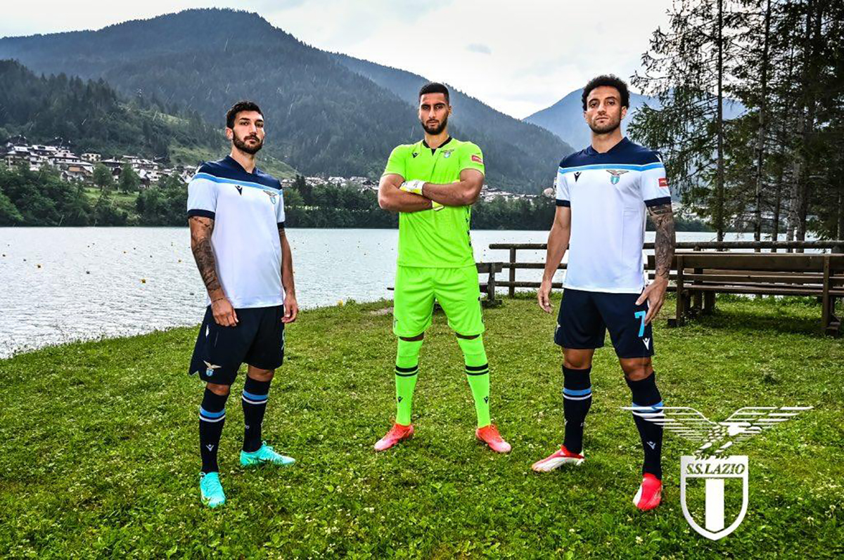 La divisa Away scelta dalla Lazio per la stagione 2021/22 La divisa Away scelta dalla Lazio per la stagione 2021/22
