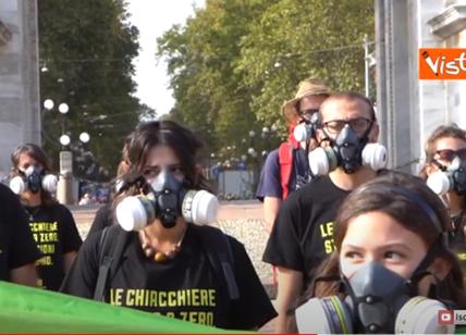 Legambiente flashmob a Milano: "Non si respira un bel clima". Video