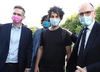 Mattia Santori candidato col Pd a Bologna: polemiche sul leader delle Sardine
