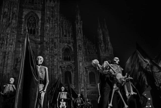 Scheletri in marcia per "Milano" di Romeo Castellucci (foto di Alex Majoli, dalla pagina FB di Stefano Boeri) Scheletri in marcia per "Milano" di Romeo Castellucci (foto di Alex Majoli, dalla pagina FB di Stefano Boeri)