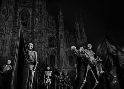Milano: centinaia di scheletri in marcia in silenzio in centro, ecco perché