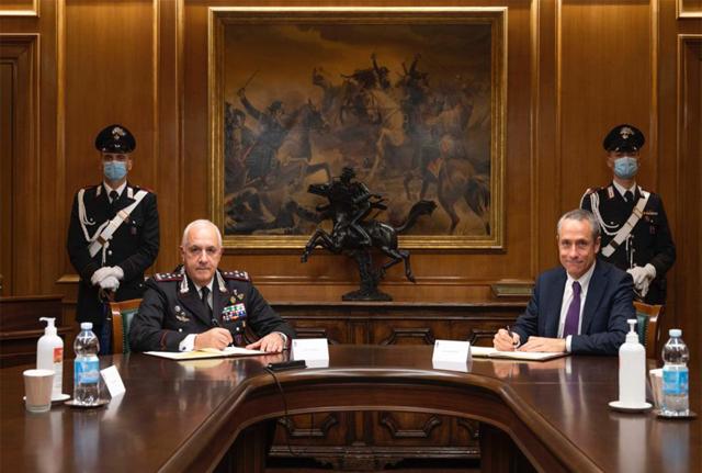 Matteo Del Fante e Teo Luzi firmano il protocollo d'intesa tra Poste Italiane e l'Arma dei Carabinieri Matteo Del Fante e Teo Luzi firmano il protocollo d'intesa tra Poste Italiane e l'Arma dei Carabinieri