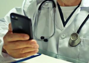 Medici di base travolti da mail e whatsapp: ”Basta, meglio andare in pensione”