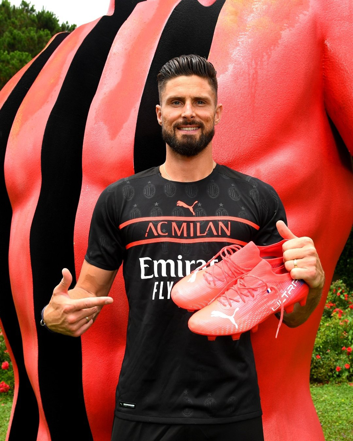 Look "total black" per la terza maglia del Milan, sfoggiata dal nuovo acquisto Giroud Look "total black" per la terza maglia del Milan, sfoggiata dal nuovo acquisto Giroud