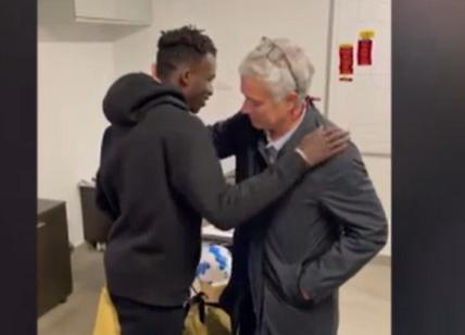Mourinho fa un regalo al baby prodigio e da dietro: "Ci sono le banane". VIDEO