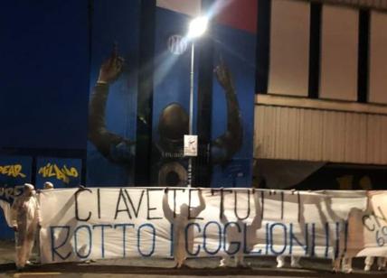Inter, la delusione dei tifosi: imbrattato il murale per Lukaku a San Siro