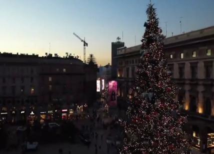 Acceso l'albero di Natale in piazza Duomo a Milano. VIDEO